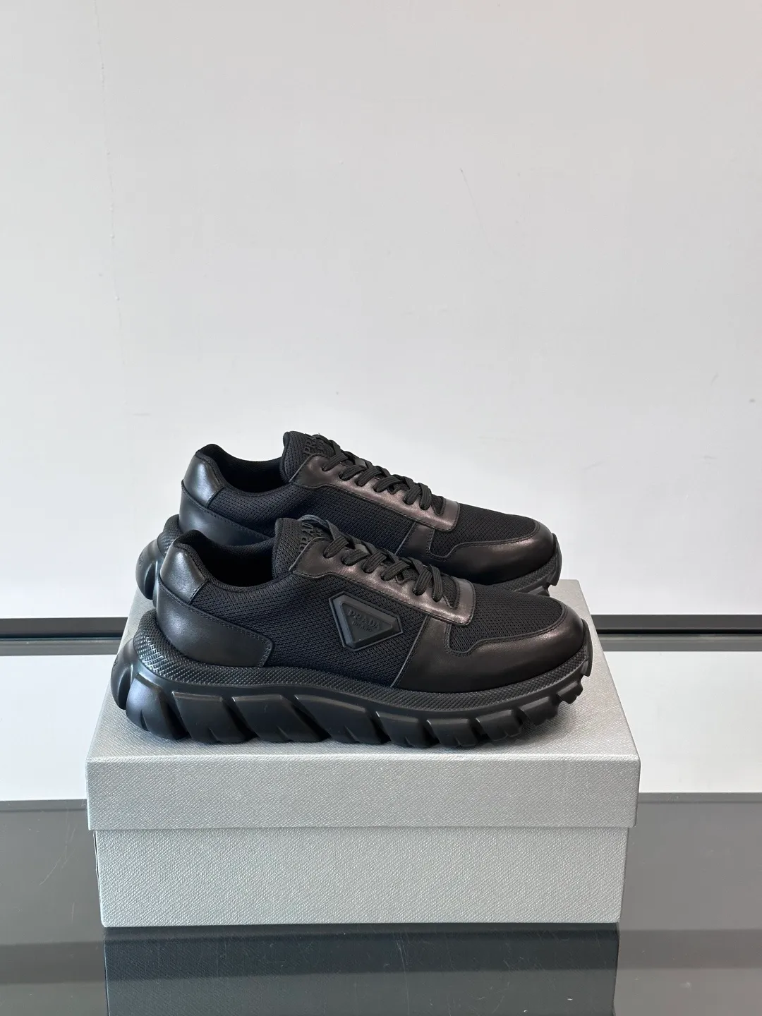 p440 "PRAD＊" men's new soft leather casual sneakers. This sneaker is made of Napa cowhide. The leather is soft and delicate, with a natural texture, which improves breathability. The rubber triangle logo on the outside embellishes the shoe body. The tongue and heel are decorated with brand letter logo details. Ultra-lightweight 6cm concave and convex rubber thick sole with PRADA letter logo on the side and cowhide lining. It feels comfortable on the foot and is exquisite and versatile! Size: 38-44 (45.46 customized)